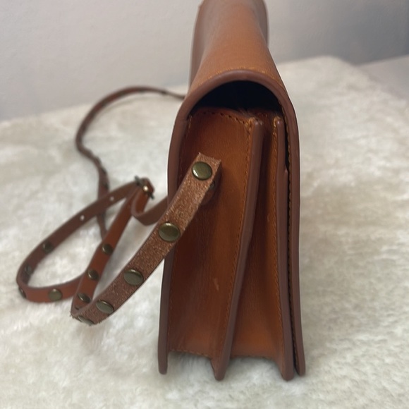 Seven Hills Kyara Light Brown Leather Crossbody Adjustable Strap Purse - Picture 5 of 13